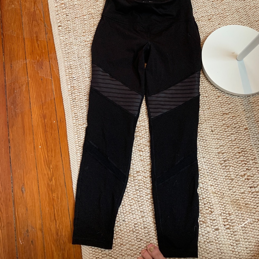 Old navy active workout pants. Worn‎ once. 26 retsil